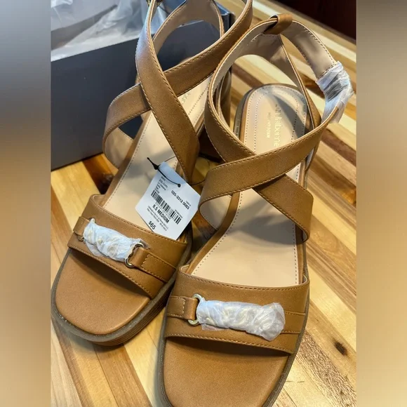 Liz Claiborne women’s tan Selby heeled sandals, size 8.5 - Picture 6 of 10